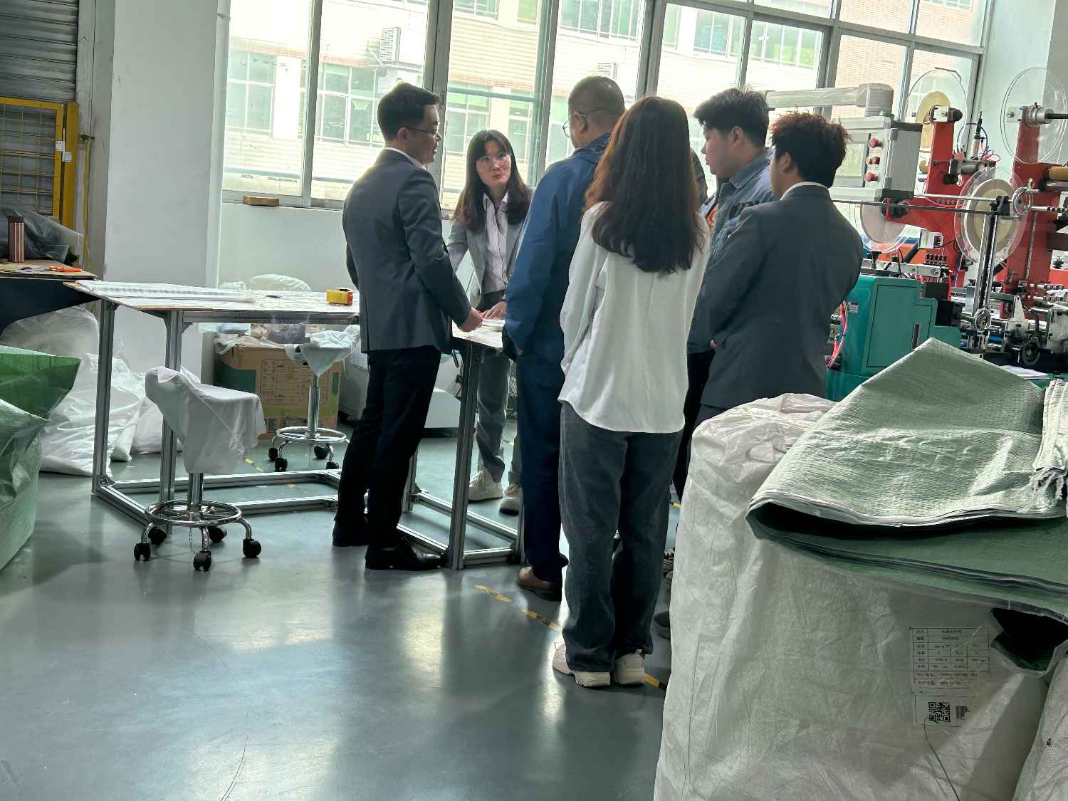 國際合作伙伴深度考察，共謀發(fā)展 —— 外國客戶訪問久信達科技生產(chǎn)車間(圖3)