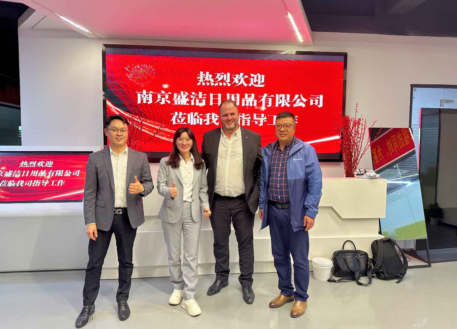 國際合作伙伴深度考察，共謀發(fā)展 —— 外國客戶訪問久信達科技生產(chǎn)車間(圖1)